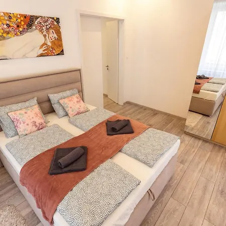 Karavan Corner Apartment *